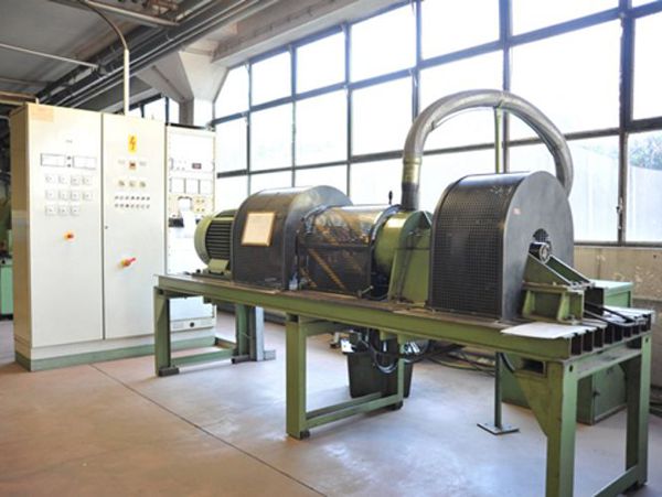 Examination machine for examination of clutch disks for passenger vehicles of dynamic tiredness