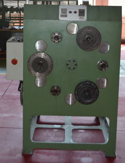 Examination machine for examination of attacked bodies for passenger vehicles of dynamic tiredness