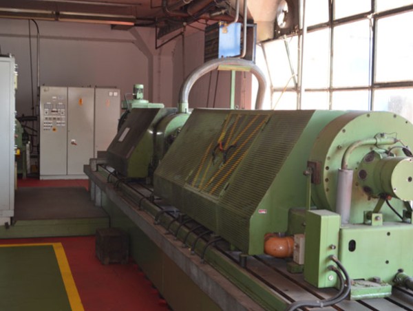 Examination machine for examination of the resistance of the friction pats from all the dimensions in regard to the centrifugal force..